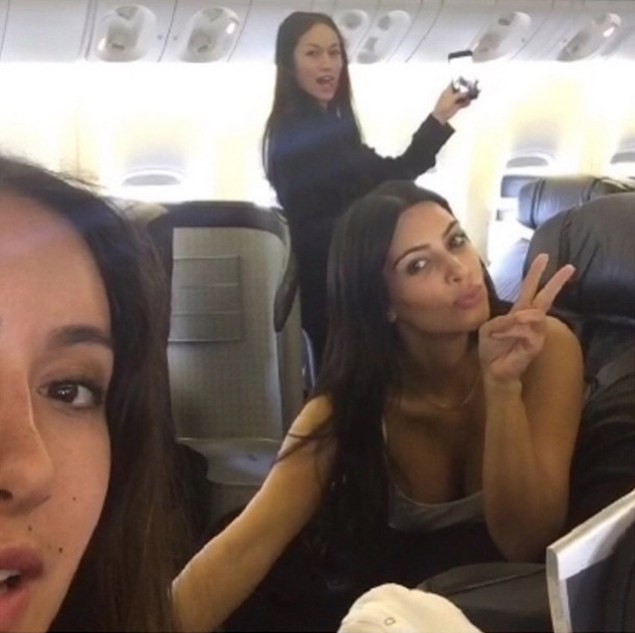 Kim Kardashian no avião, prestes a desembarcar no Brasil