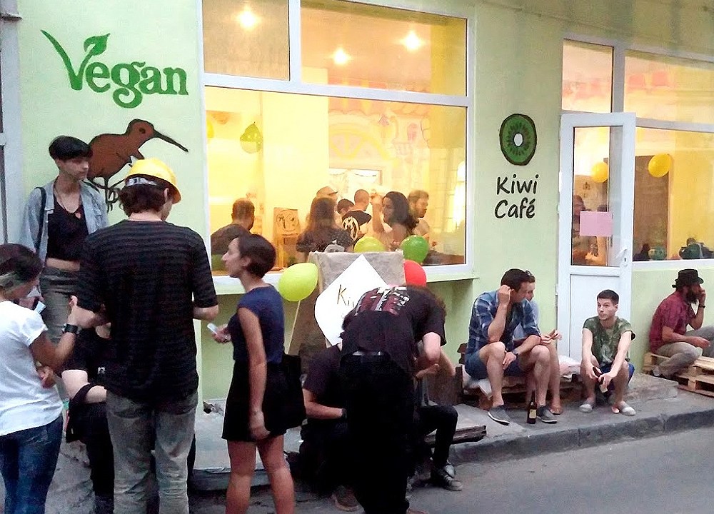 Restaurante vegano Kiwi Café sofre ataque de pessoas contra o veganismo, que entraram no estabelecimento atirando salsichas nos donos, em Tbilisi, Geórgia