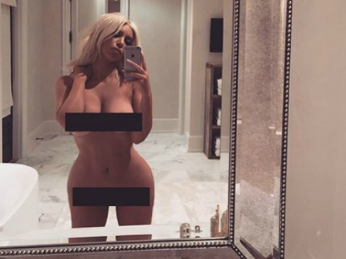 Kim Kardashian publica foto nua três meses após parto de seu segundo filho