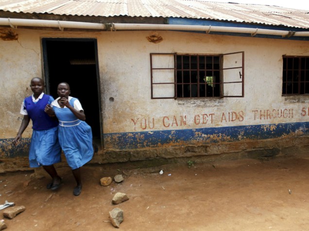 Garotas em frente à escola primária Barack Obama, em Kogelo, no Quênia
