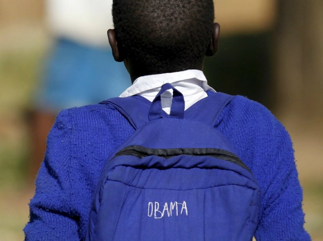 Garoto tem o nome Obama bordado em sua mochila, em Kogelo, no Quênia