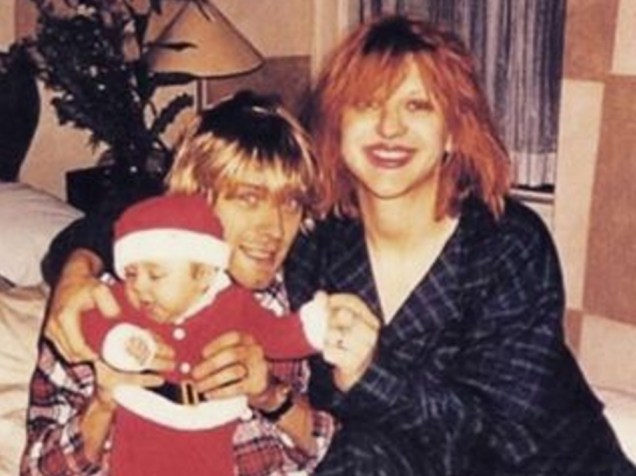 Foto postada por Courtney Love no Instagram mostra ela com Kurt Cobain e a filha, Frances Bean