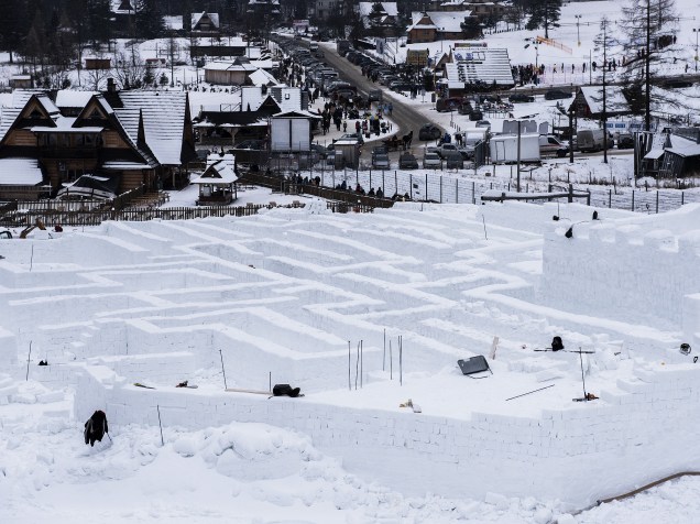  Poloneses constroem o maior labirinto de gelo do mundo, na cidade de Zakopane, na Polónia. Com 2.500 metros quadrados, a estrutura está prevista inaugurar no dia 23 de janeiro