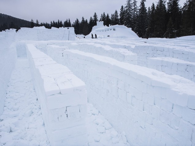  Poloneses constroem o maior labirinto de gelo do mundo, na cidade de Zakopane, na Polónia. Com 2.500 metros quadrados, a estrutura está prevista inaugurar no dia 23 de janeiro