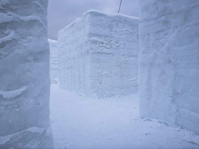 Poloneses constroem um labirinto gigante formado por cubos de gelo