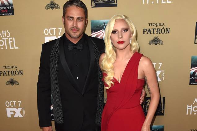 A cantora Lady Gaga e seu namorado o ator Taylor Kinney