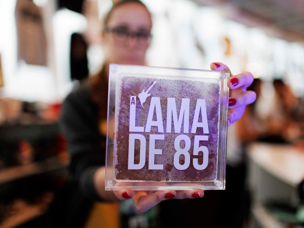 Lama do Rock in Rio de 1985 é vendida na Cidade do Rock.