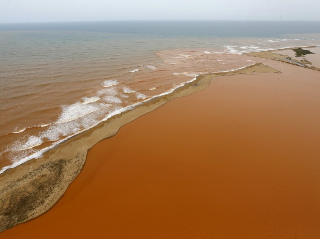 A lama com rejeitos vindos da barragem de Mariana (MG), atravessa o município de Linhares e chega ao Oceano Atlântico, no litoral do Estado do Espírito Santo