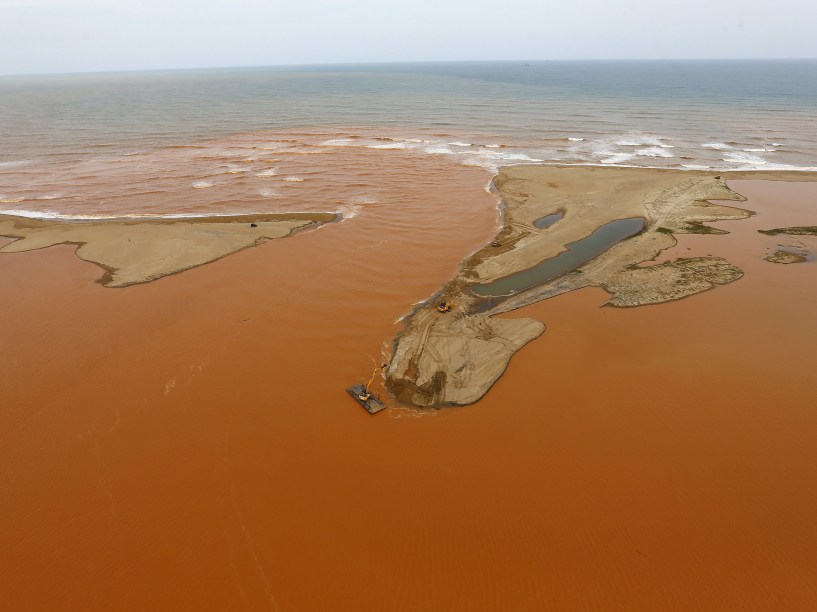 Lama de barragem da Samarco chega ao mar no ES