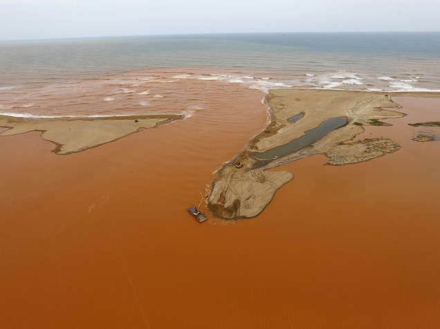 Lama de barragem da Samarco chega ao mar no ES