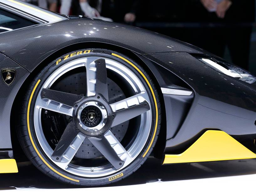 A nova "Lamborghini Centenario" é vista no salão internacional "Motor show", em Genebra, na Suíça, nesta terça-feira (01)