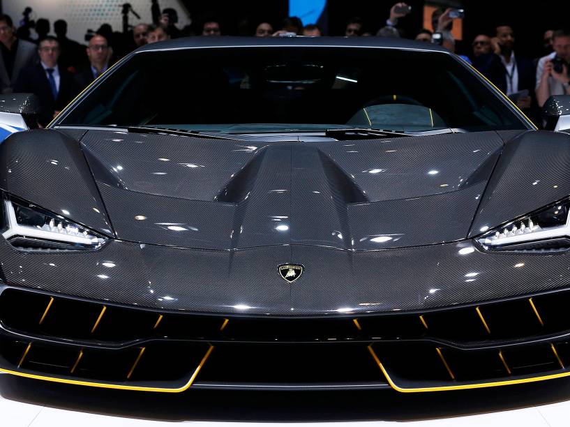 A nova "Lamborghini Centenario" é vista no salão internacional "Motor show", em Genebra, na Suíça, nesta terça-feira (01)
