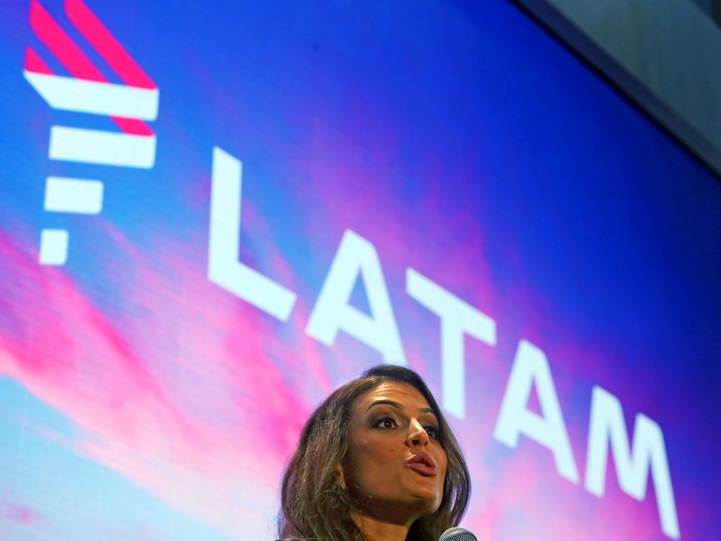 Claudia Sender, presidente da TAM, em conferência em São Paulo para anunciar as linhas aéreas LATAM, unificação das companhias LAN e TAM