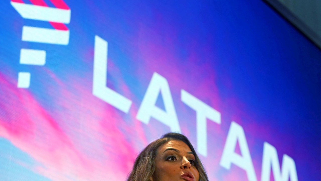 Claudia Sender, presidente da TAM, em conferência em São Paulo para anunciar as linhas aéreas LATAM, unificação das companhias LAN e TAM