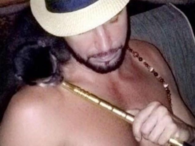 Macaco Twelves fumando no ombro de seu dono Latino, em foto postada pelo cantor no Instagram