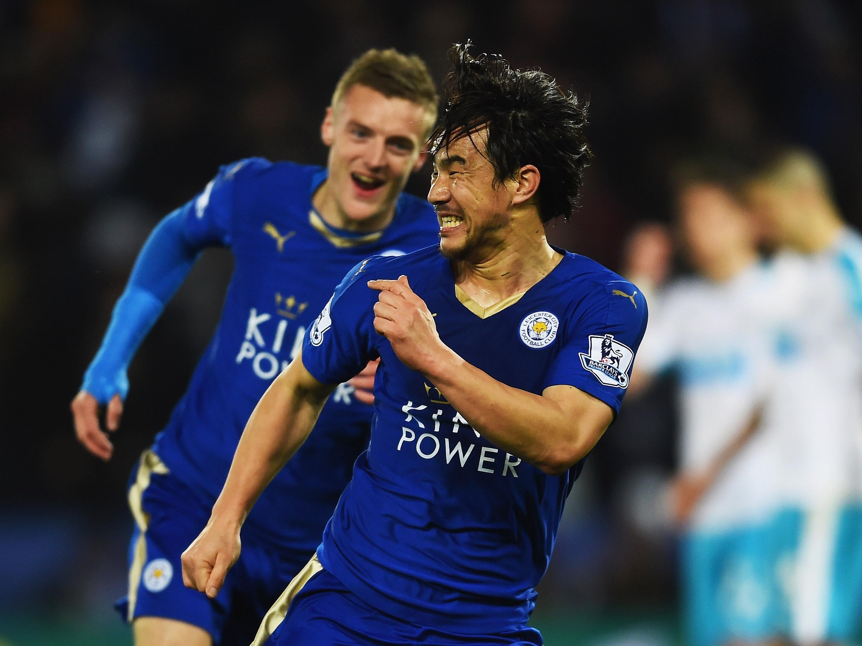 Okazaki e Vardy, os heróis do Leicester City, celebram vitória sobre o Newcastle