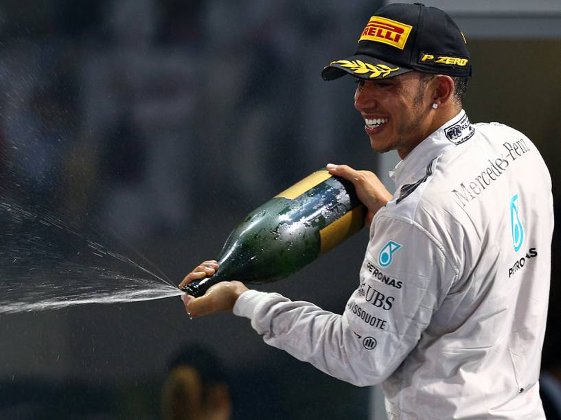 Lewis Hamilton, da Mercedes, comemora no pódio o bicampeonato na F1, depois de vencer o Grande Prêmio de Abu Dhabi, no circuito de Yas Marina, nos Emirados Árabes Unidos