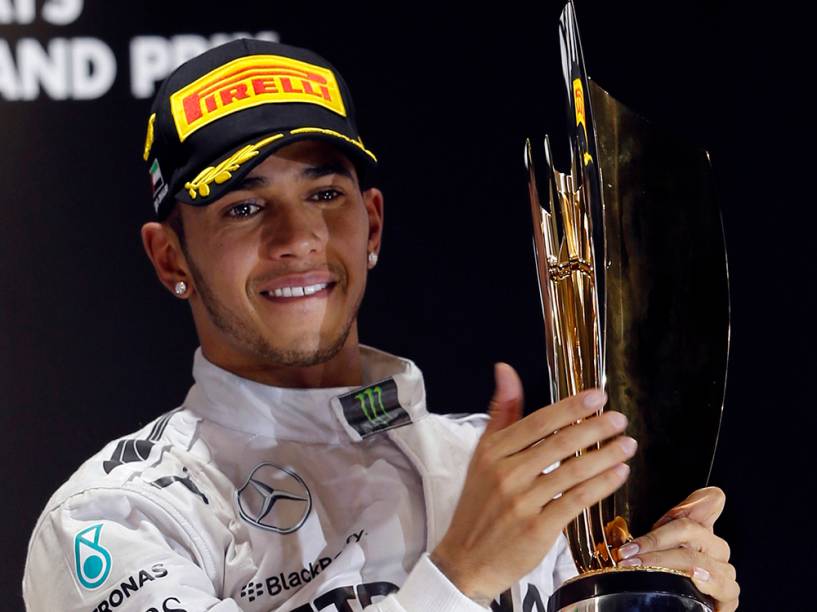Lewis Hamilton, da Mercedes, comemora no pódio o bicampeonato na F1, depois de vencer o Grande Prêmio de Abu Dhabi, no circuito de Yas Marina, nos Emirados Árabes Unidos