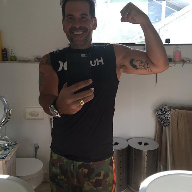 Leandro Hassum tira selfie e exibe a sua boa forma física