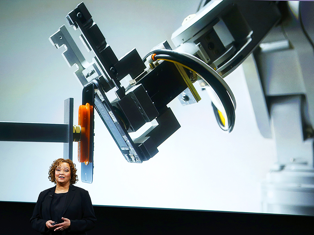 Lisa Jackson, vice-presidente de iniciativas ambientais, políticas e sociais da Apple, apresenta o robô 'Liam',que desmonta IPhones para serem reciclados