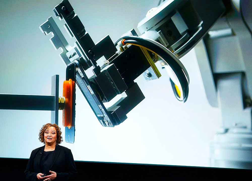Lisa Jackson, vice-presidente de iniciativas ambientais, políticas e sociais da Apple, apresenta o robô 'Liam',que desmonta IPhones para serem reciclados