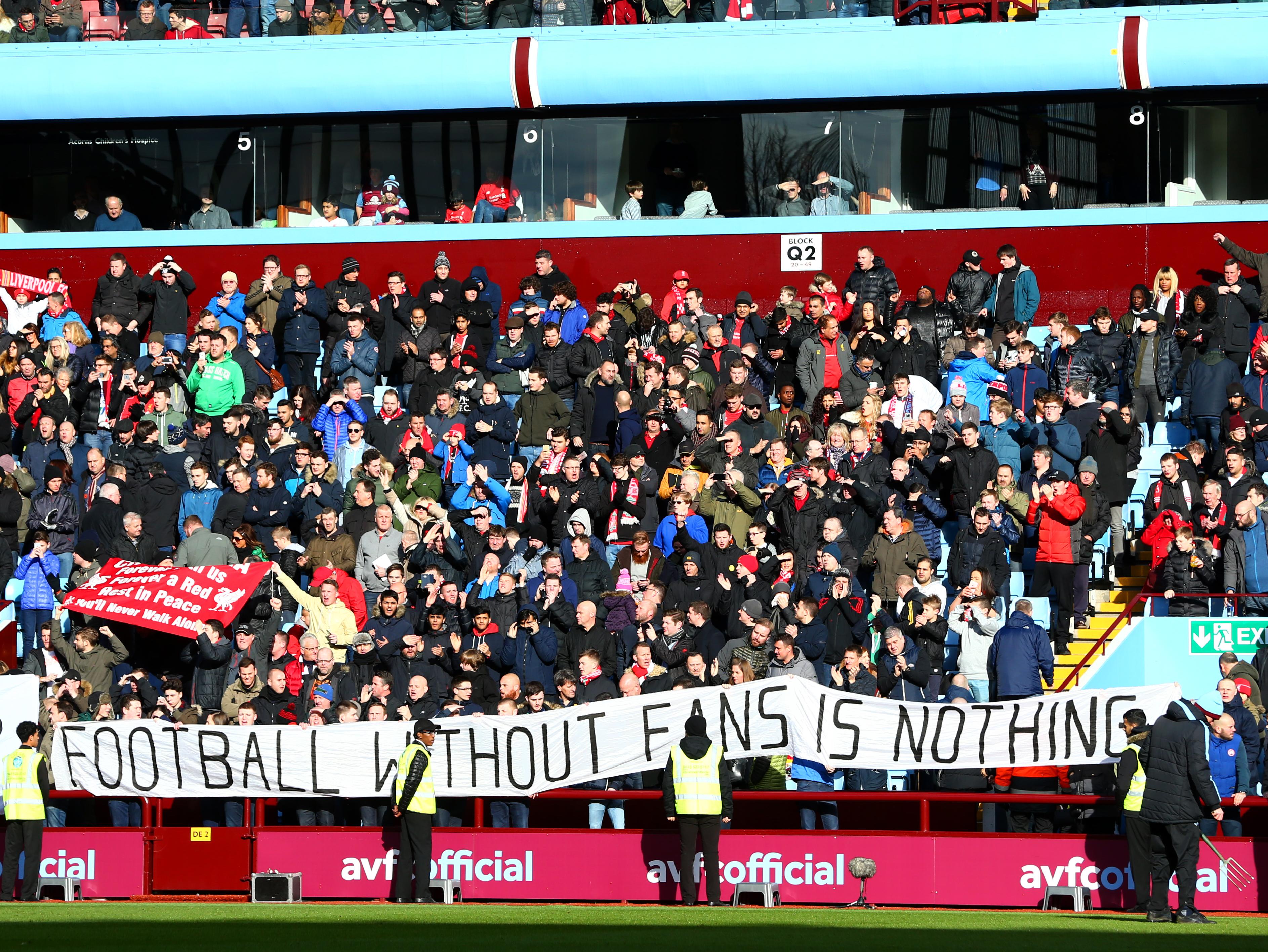 Torcedores do Liverpool protestam contra preço dos ingressos. "O Futebol não é nada sem torcida"