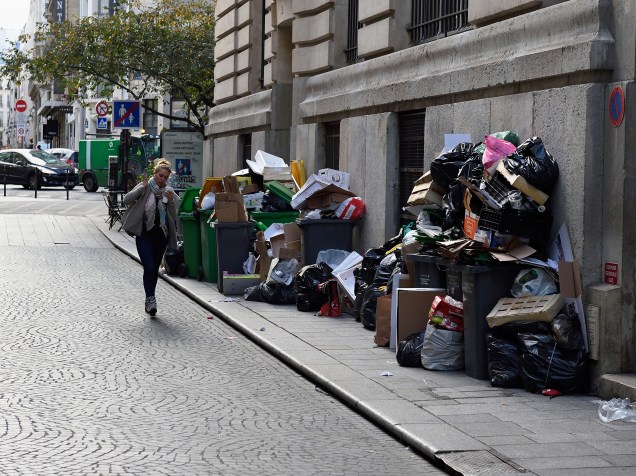 Lixo acumulado em rua após greve de coletores em Paris; profissionais exigem reajuste em seus salários