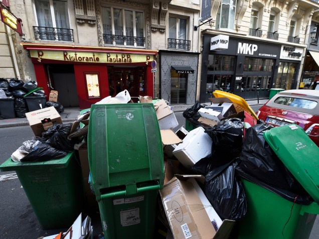 Montanha de lixo acumulado em rua após greve de coletores em Paris. Os profissionais estão exigindo um reajuste em seus salários