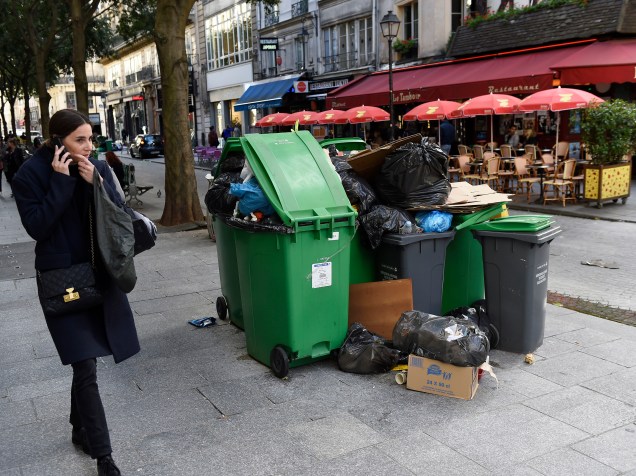 Lixo acumulado em rua após greve de coletores em Paris; profissionais exigem reajuste em seus salários