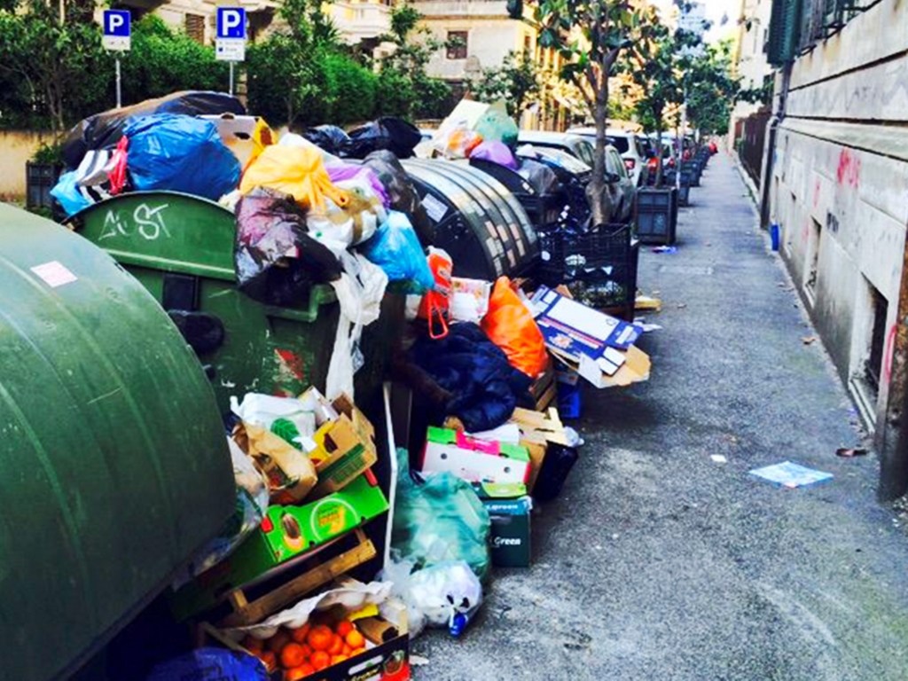 População de Roma sofre com acúmulo de lixo nas ruas