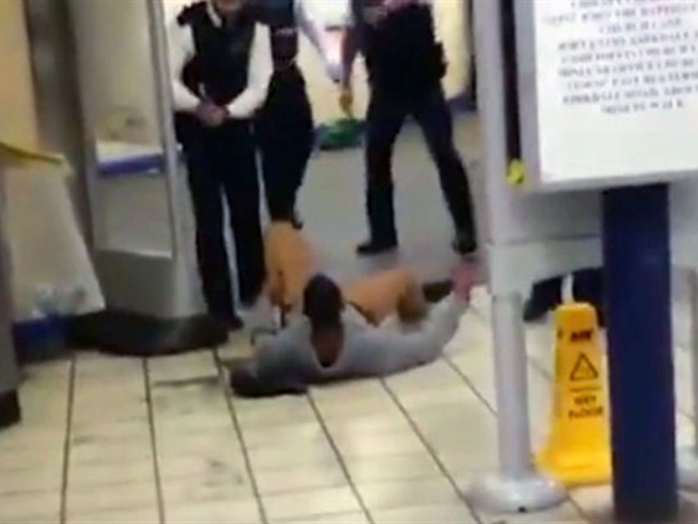 Homem esfaqueia uma pessoa e fere mais duas, neste sábado, numa estação de metro de Londres.