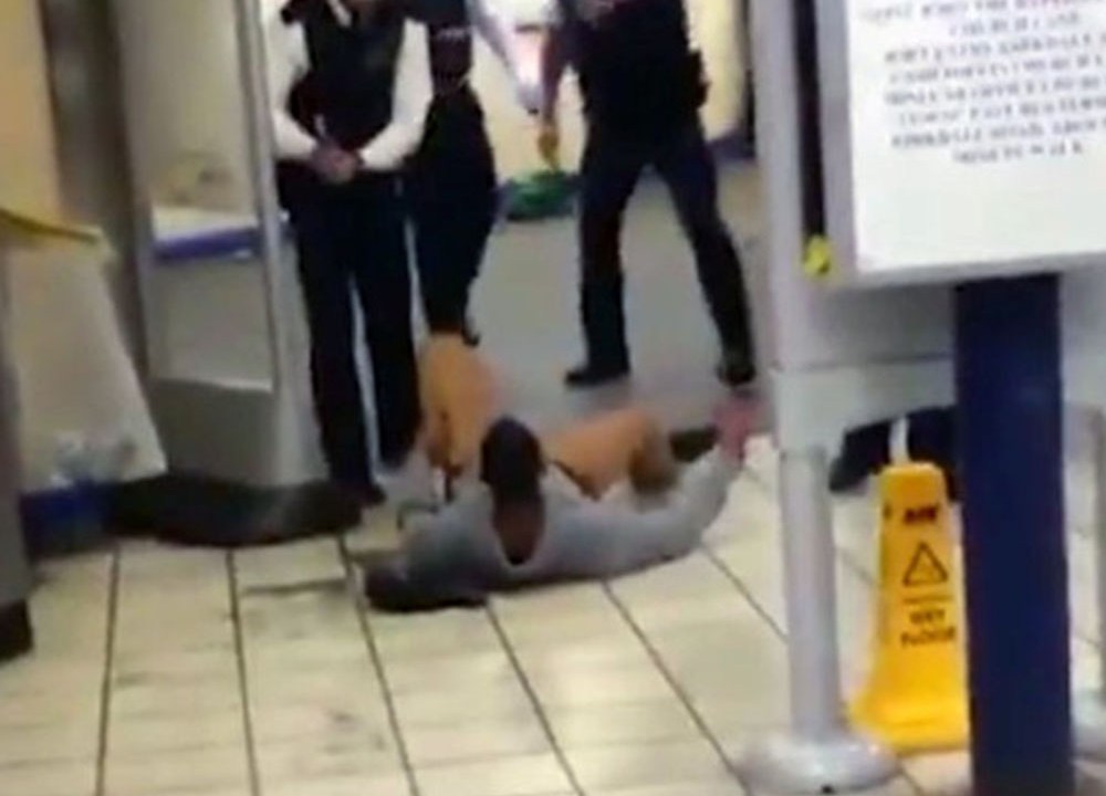 Homem esfaqueia uma pessoa e fere mais duas, neste sábado, numa estação de metro de Londres.