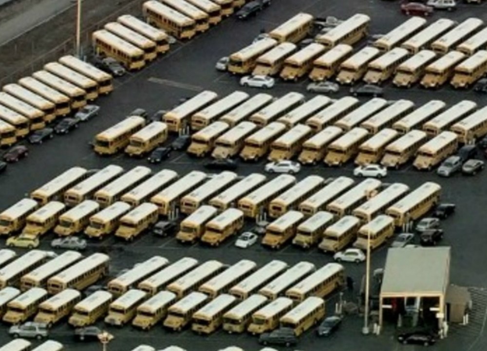Ônibus escolares estacionados em um pátio de Los Angeles: cidade fechou todas as escolas