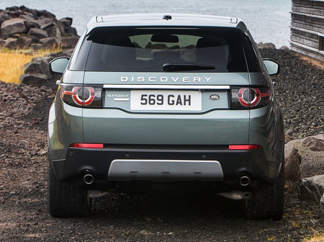 O novo Land Rover Discovery Sport chega ao Brasil em três versões, todas com motor a gasolina Si2 de 2.0 litros e 240 cv