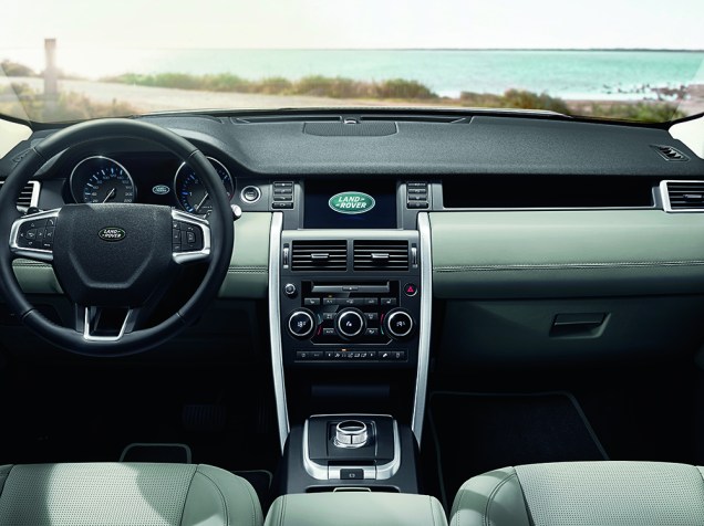 O novo Land Rover Discovery Sport chega ao Brasil em três versões, todas com motor a gasolina Si2 de 2.0 litros e 240 cv