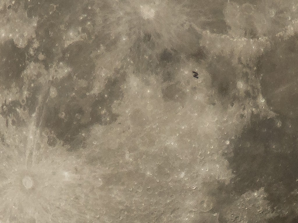 Foto que revela a silhueta da Estação Espacial Internacional ao passar pela Lua, feita no último domingo (2)