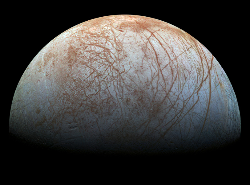 A superfície fraturada de Europa, lua do planeta Júpiter, que deve receber a sonda Juice, da Agência Espacial Europeia, em 2030. De acordo com os astrônomos, suas diversas crateras e cortes no solo podem ser indícios de atividade vital.