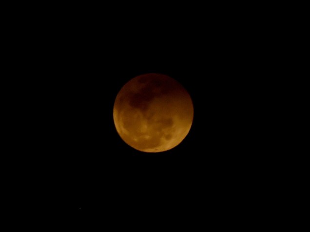 <p>Eclipse total e superlua acontecem na noite deste domingo (27), causando o fenômeno da Lua vermelha</p>