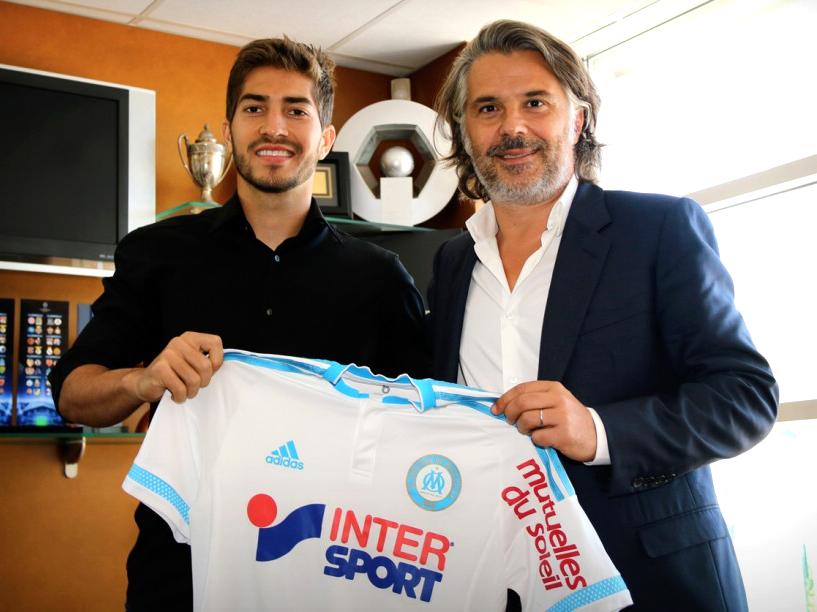 Lucas Silva posa com a camisa do Olympique de Marselha