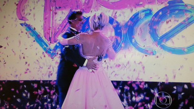 Luciano Huck dança valsa com a apresentadora Ana Maria Braga, no Mais Você