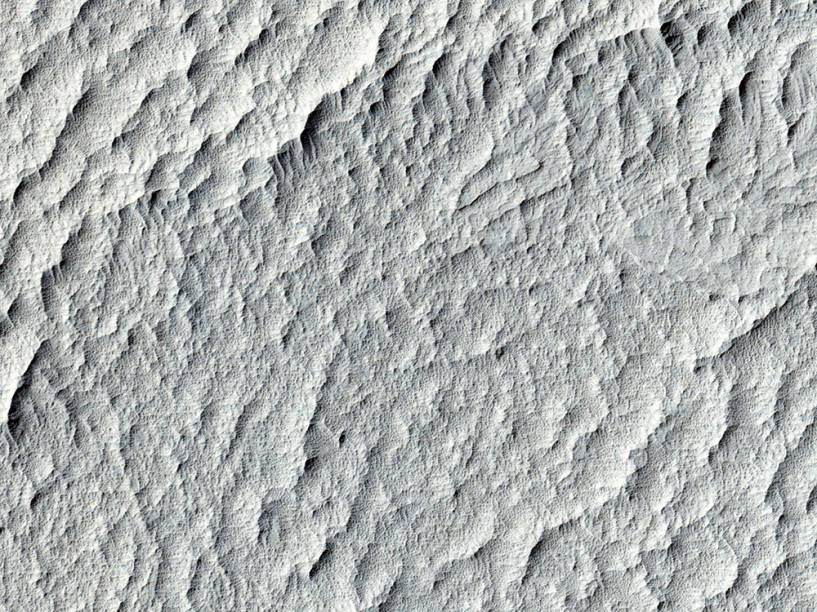 <p>Imagem da Cratera Schiaparelli, capturada em 14 de julho de 2015. No filme, esse é o local de pouso da futura missão Ares 4.</p>