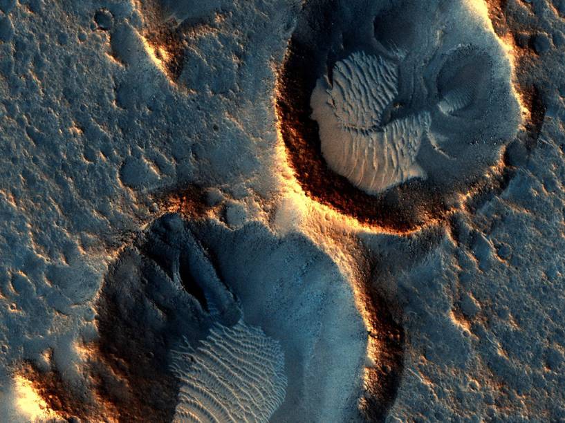 <p>Vista aérea da Acidalia Planitia, local de pouso da missão Ares 3, registrada em 17 de maio de 2015. Essa foto mostra mais detalhes do local de pouso. Periodicamente, a câmera HiRISE captura imagens para observar possíveis alterações nas áreas estudadas. </p>