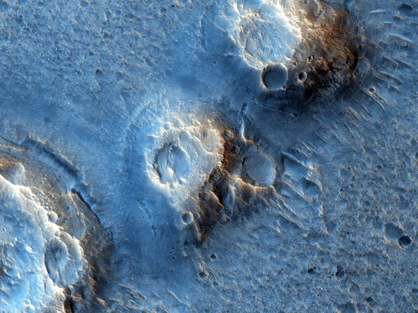 <p>Imagem do sítio de aterrisagem da missão Ares 3, capturada em 19 de fevereiro de 2012. No filme, o personagem Mark Watney passa a maior parte do tempo nessa região da Acidalia Planitia, uma planície de Marte repleta de crateras. </p>