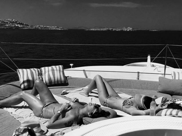 Luiza Brunet faz topless com amiga durante viagem pela Grécia