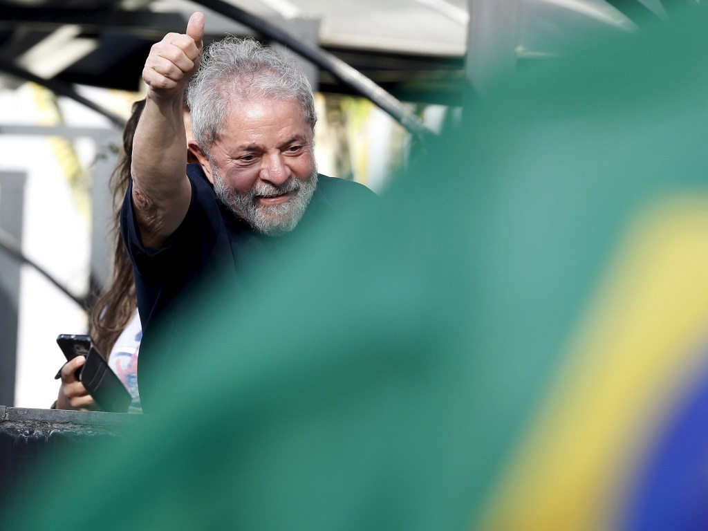 O ex-presidente Lula, acena da sacada de seu apartamento, em São Bernardo do Campo