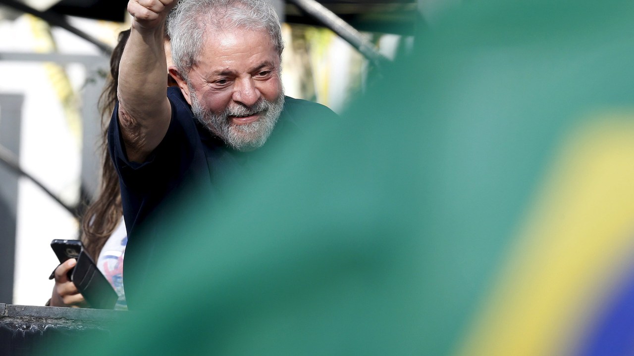 O ex-presidente Lula, acena da sacada de seu apartamento, em São Bernardo do Campo