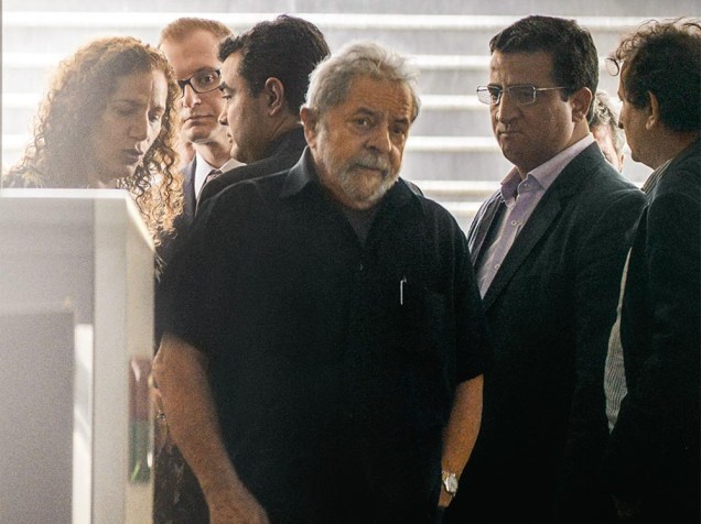 <span>O ex-presidente Lula é levado coercitivamente pela Polícia Federal para prestar depoimento no Aeroporto de Congonhas, durante a Operação Lava-Jato, em São Paulo - 04/03/2016</span>