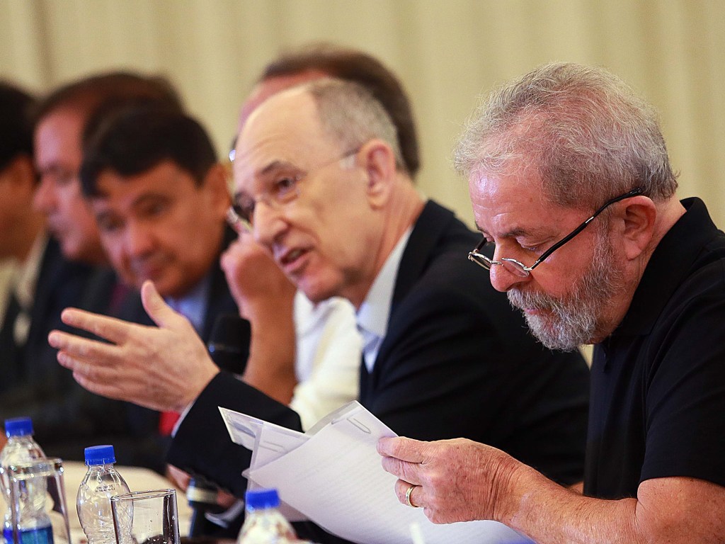 O ex-presidente Luiz Inácio Lula da Silva e o presidente do PT, Rui Falcão, na reunião do Conselho Político da Presidência do PT, nesta segunda-feira (15), em São Paulo