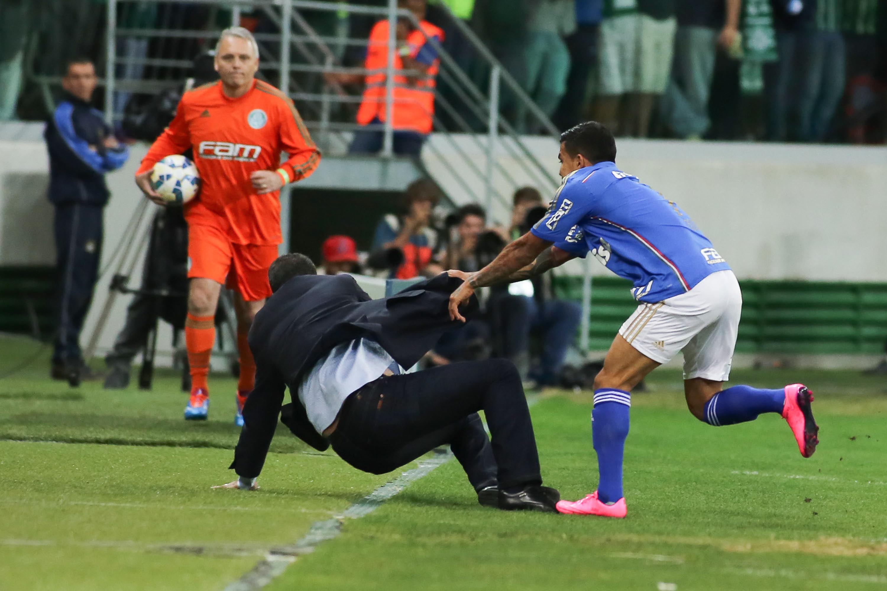 Dudu atropela Luxemburgo durante partida entre Palmeiras e Cruzeiro, no Allianz Parque
