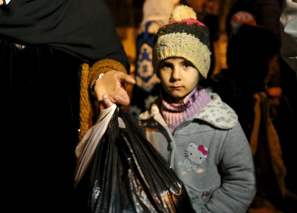Garota síria aguarda na fila para ser retirada da cidade de Madaya, que sofre com a fome extrema